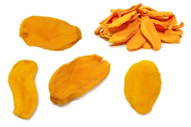 Beyaz arka planda izole edilmiş kuru, lezzetli mango dilimleri. Üst görünüm. 