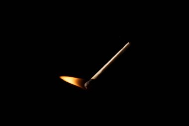 Siyah bir arkaplanda ışık ve düşüş eşleşmesi.