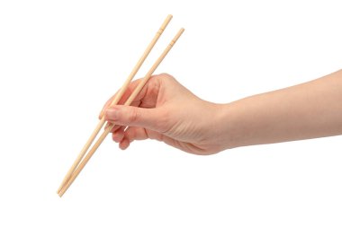 Beyaz arka planda izole edilmiş ahşap suşi çubuklarını tutan kadın.. 