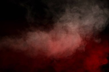 Siyah arka planda turuncu ve kırmızı buhar. Boşluğu kopyala.