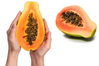 Papaya meyvesi beyaz arka planda izole bir şekilde kadınların elinde. Tropik meyve. Yarım papaya.. 