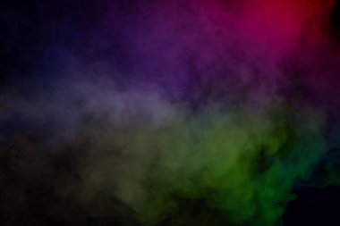 Siyah arka planda mavi ve mor buhar. Boşluğu kopyala.