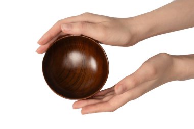 Kadın eli beyaz arka planda izole edilmiş ahşap bir kase tutuyor.. 