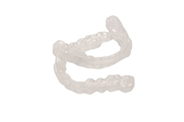 Beyaz arka planda saydam ağız koruyucusu izole edilmiş.. 