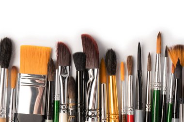 Beyaz arka planda izole edilmiş boya fırçalarının karışımı. Üst görünüm. 