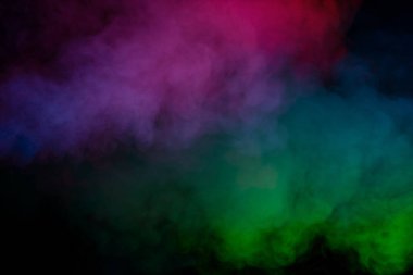 Siyah arka planda mavi ve yeşil buhar. Boşluğu kopyala.