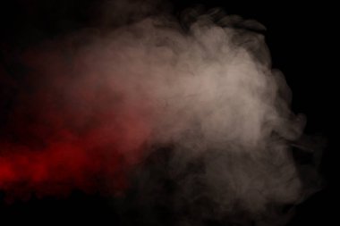 Siyah arka planda turuncu ve kırmızı buhar. Boşluğu kopyala.