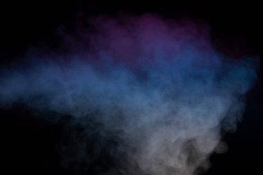 Siyah arka planda mavi ve mor buhar. Boşluğu kopyala.