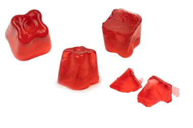 Beyaz arka planda izole edilmiş tatlı meyve jölesi.. 