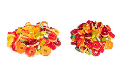 Renkli sakızlı şekerler. Üst Manzara. Jöleli çörekler. Jelibon. Beyaz bir arkaplanda izole edilmiş. 