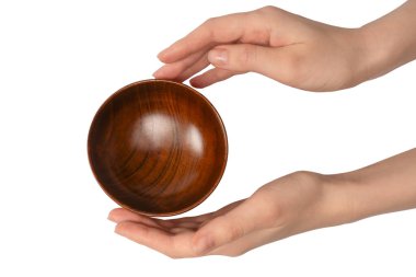 Kadın eli beyaz arka planda izole edilmiş ahşap bir kase tutuyor.. 