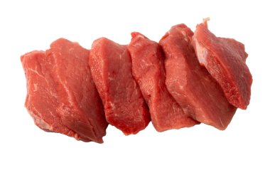 Dana eti parçaları beyaz arka planda izole edilmiş. Üst görünüm.