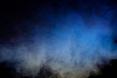 Siyah arka planda mavi ve mor buhar. Boşluğu kopyala.