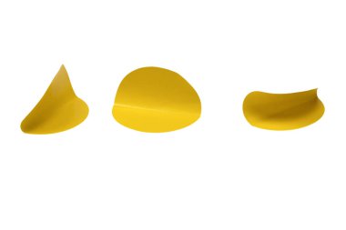 Yuvarlak sarı etiketler, beyaz arka planda izole edilmiş boş etiketler. Üst görünüm. 