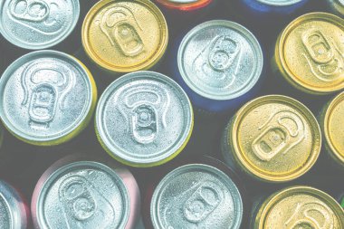 Bir grup alüminyum kutu, soğuk içecek. Üst görünüm.