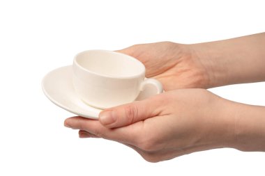 Beyaz arka planda izole edilmiş kahve fincanı ve çay tabağı tutan kadın.. 