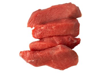 Dana eti parçaları beyaz arka planda izole edilmiş. Üst görünüm.