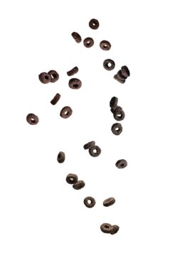 Çikolata halkaları gevrekleri bir kaseye dökülür. Kahvaltıda. Beyaz bir arkaplanda izole edilmiş. 