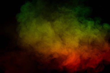 Siyah arka planda kırmızı ve yeşil buhar. Boşluğu kopyala.