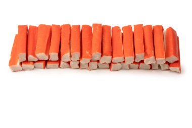 Beyaz arkaplanda izole edilmiş bir grup yengeç çubuğu.