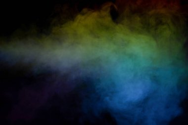 Siyah arka planda kırmızı ve yeşil buhar. Boşluğu kopyala.