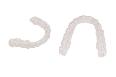 Beyaz arka planda saydam ağız koruyucusu izole edilmiş.. 