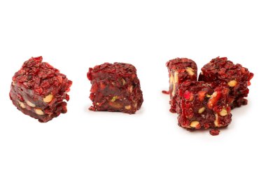 Nar ve fındıklı tatlı rulo, Türk tatlıları. Türk rahat beyaz zemin üzerinde izole.