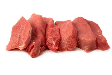 Dana eti parçaları beyaz arka planda izole edilmiş. Üst görünüm.