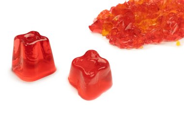 Beyaz arka planda izole edilmiş tatlı meyve jölesi.. 