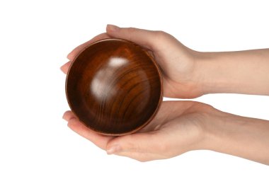 Kadın eli beyaz arka planda izole edilmiş ahşap bir kase tutuyor.. 