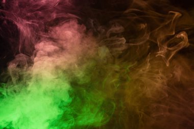 Siyah arka planda sarı ve pembe buhar. Boşluğu kopyala.