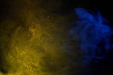 Siyah arka planda mavi ve pembe buhar. Boşluğu kopyala.