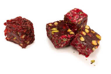 Nar ve fındıklı tatlı rulo, Türk tatlıları. Türk rahat beyaz zemin üzerinde izole.