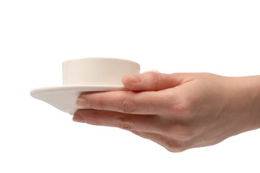 Beyaz arka planda izole edilmiş kahve fincanı ve çay tabağı tutan kadın.. 