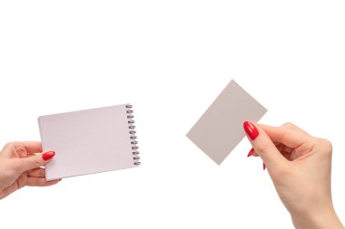 Beyaz arka planda kırmızı tırnaklı boş bir kart. Boşluğu kopyala. 