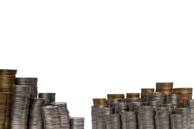 Beyaz arka planda izole edilmiş bozuk para yığını. Bankacılık ve para. 