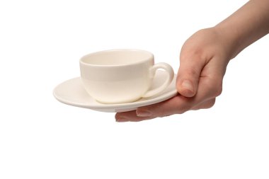 Beyaz arka planda izole edilmiş kahve fincanı ve çay tabağı tutan kadın.. 