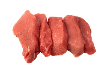 Dana eti parçaları beyaz arka planda izole edilmiş. Üst görünüm.