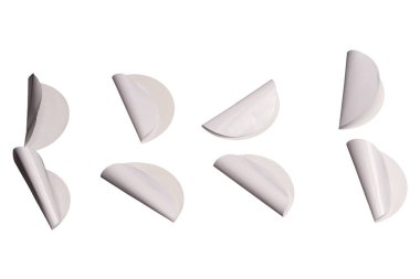 Yuvarlak beyaz etiketler, beyaz arka planda izole edilmiş boş etiketler. Üst görünüm. 