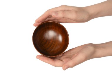 Kadın eli beyaz arka planda izole edilmiş ahşap bir kase tutuyor.. 