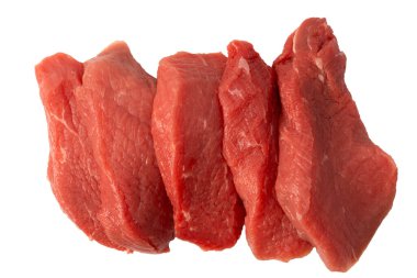 Dana eti parçaları beyaz arka planda izole edilmiş. Üst görünüm.