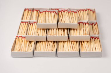 Arka planda yeni kibrit çöpleri olan kutular. Üst görünüm. 