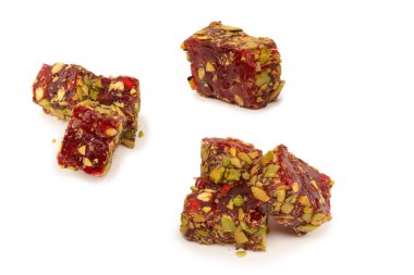 Nar ve şam fıstıklı tatlı rulo, Türk tatlıları. Türk rahat beyaz zemin üzerinde izole.