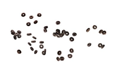 Çikolata halkaları gevrekleri bir kaseye dökülür. Kahvaltıda. Beyaz bir arkaplanda izole edilmiş. 