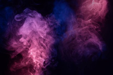 Siyah arka planda mavi ve pembe buhar. Boşluğu kopyala.