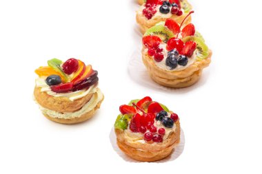 Kremalı ev yapımı pasta ve beyaz üzerine izole meyveler.. 