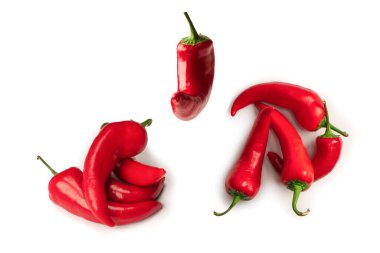 Kırmızı kırmızı kırmızı biber beyaz arkaplanda izole edilmiş.. 