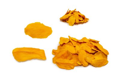 Beyaz arka planda izole edilmiş kuru, lezzetli mango dilimleri. Üst görünüm. 