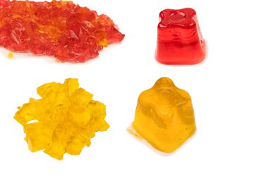 Beyaz arka planda izole edilmiş tatlı meyve jölesi. Jelatin küpleri.