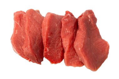 Dana eti parçaları beyaz arka planda izole edilmiş. Üst görünüm.